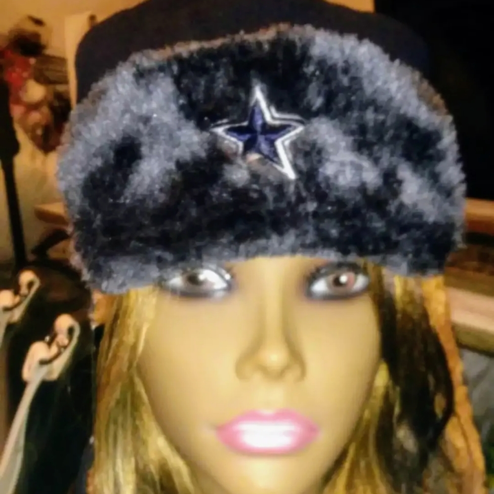 💕NWT! Lovely Ladies Dallas Cowboys Trapper Beanie💕